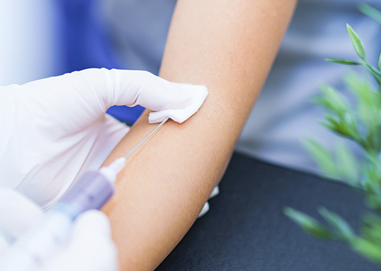 体内から少量の血液を専用容器に採取します。