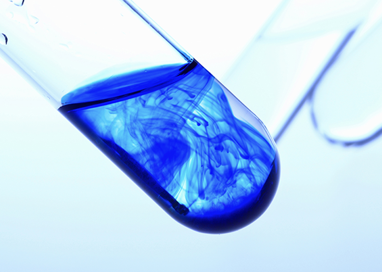 採取した血液に医療用オゾンを投与し、血液とオゾンを反応させます。