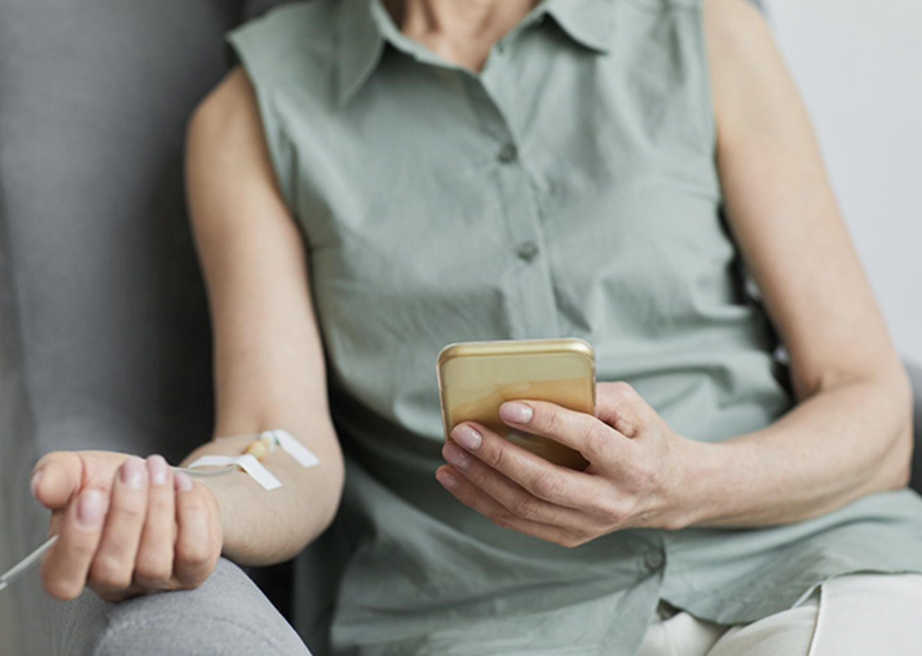 浄化し活性化させた血液を点滴の要領で体内に戻します。